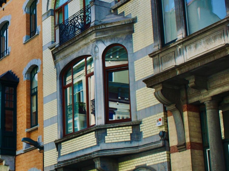 Détail de façade bruxelloise : logette, briques émaillées et pierre bleue