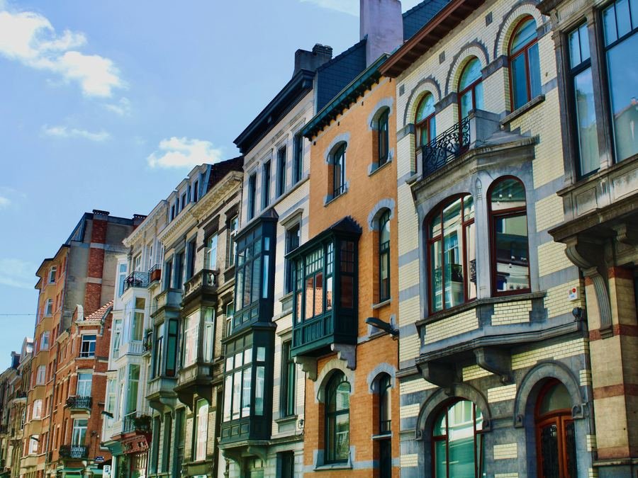 Rangée de maisons de maître bruxelloises avec bow-windows et briques